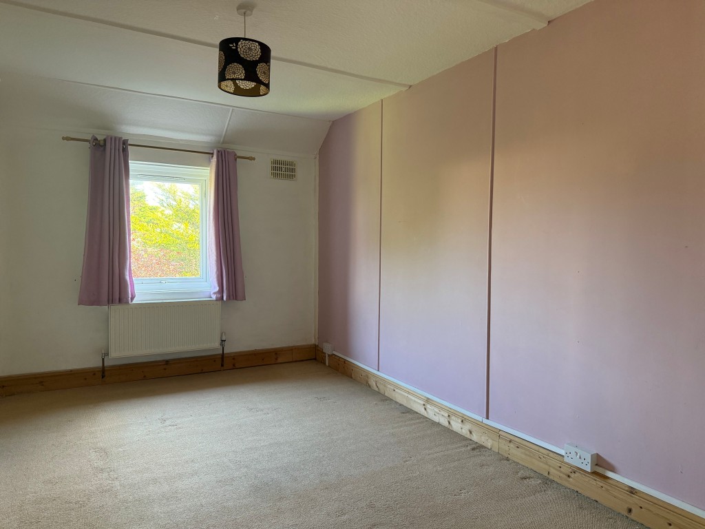 Lot: 121 - SEMI-DETACHED COTTAGE FOR UPDATING WITH GARDENS, PARKING AND PLANNING IN PRINCIPLE - Double bedroom